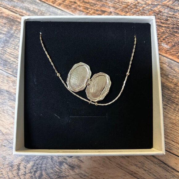 Neiman Marcus 14k Gold Butterfly Shell locket Charm Necklace - Picture 3 of 3